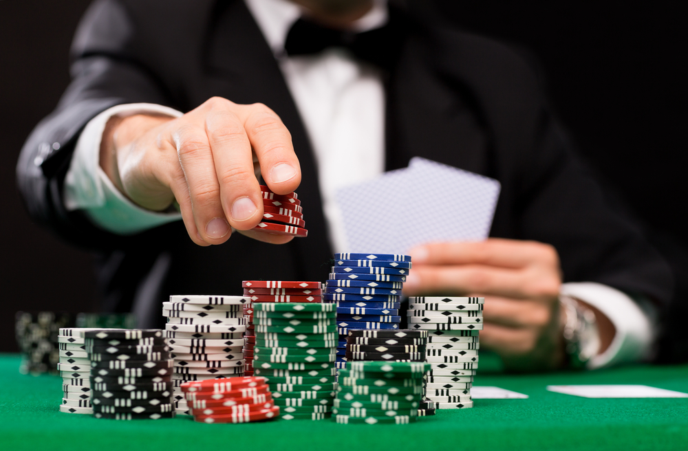 Why are online gambling games more popular than offline gambling games?