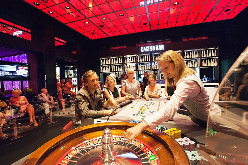 Pros and Cons of Playing Online Slots